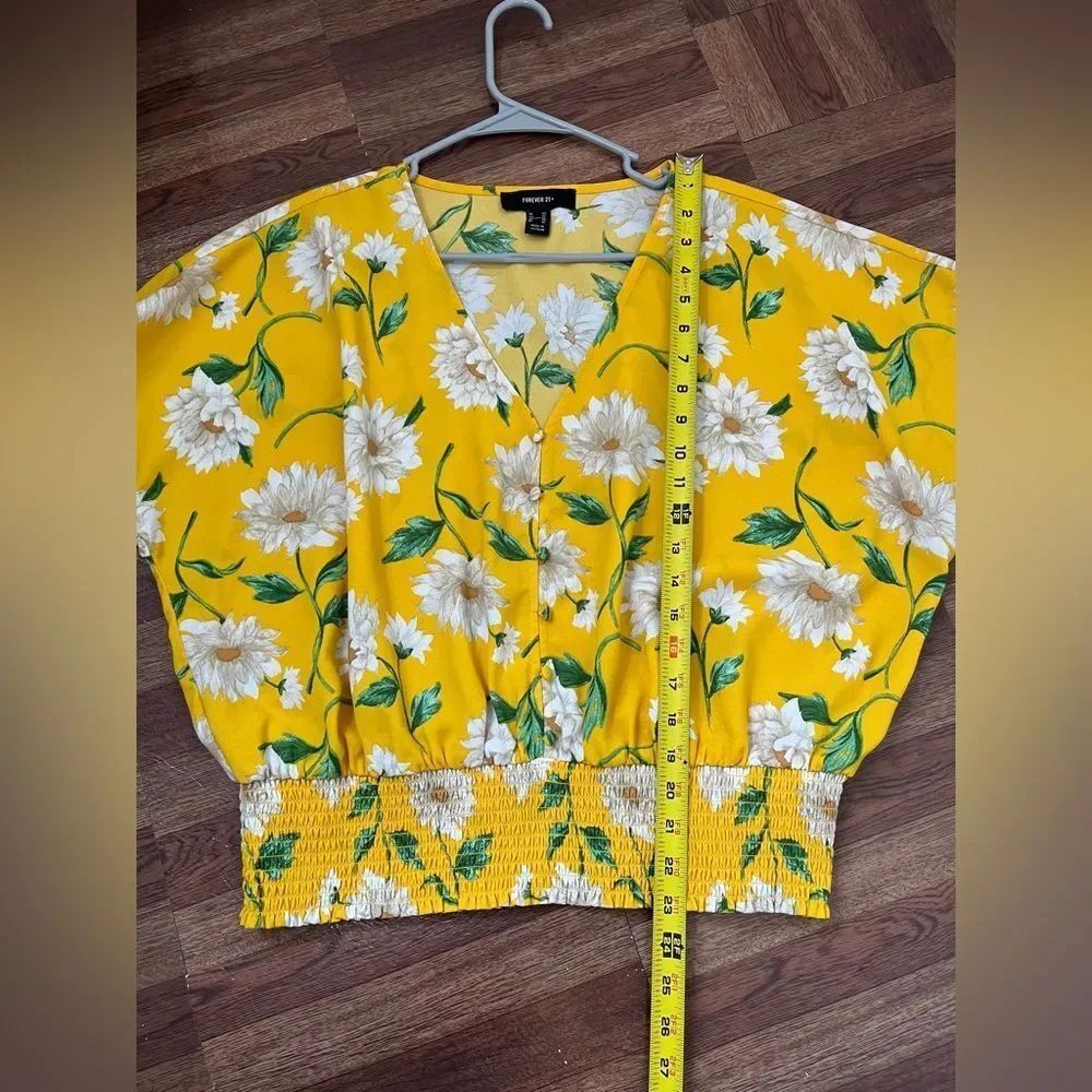 Forever 21+ Plus Size Daisy Floral V-Neck 0X Smocked-Hem Cropped Top Dolman - Picture 5 of 8